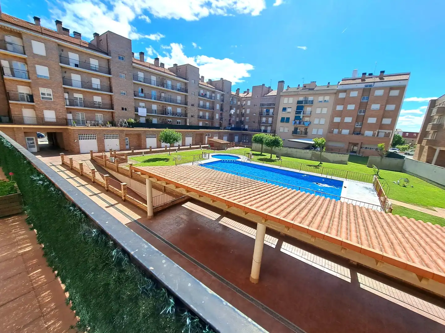 Piscina de Piso en venta en Haro con Calefacción, Terraza y Trastero