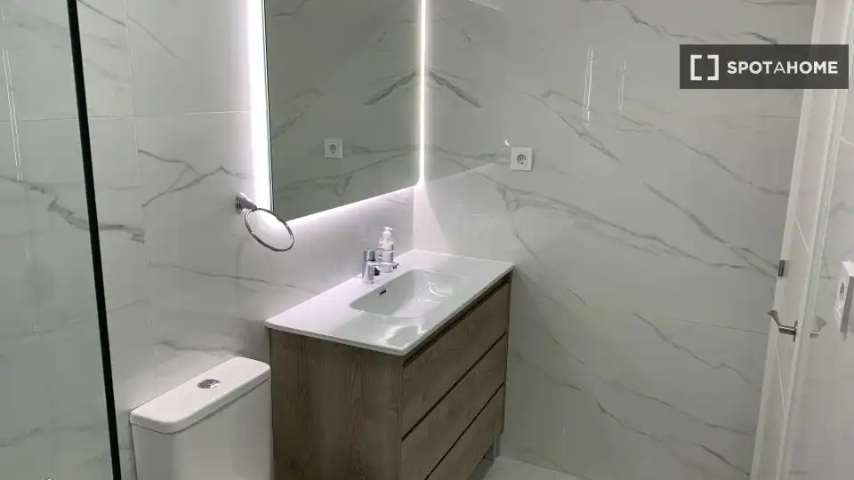 Bathroom of Flat for rent in Sagunto / Sagunt  with Air Conditioner, Heating and Furnished