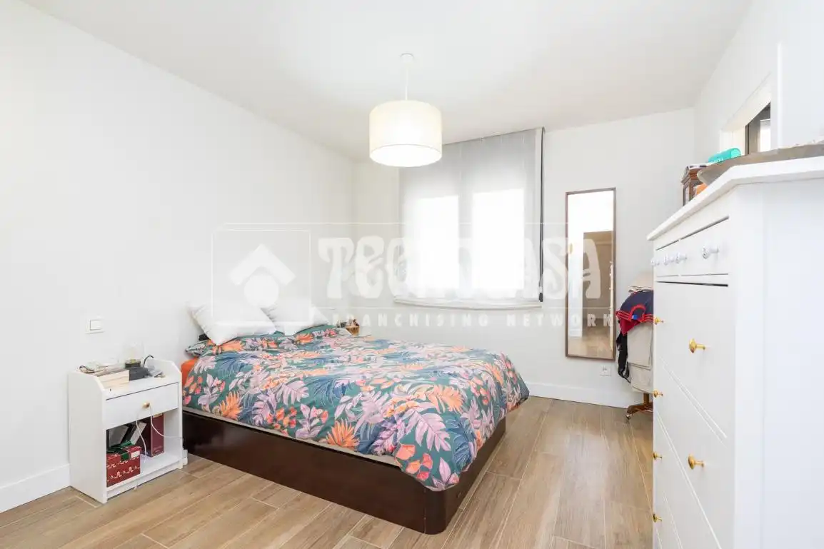 Habitación de Casa adosada en venta en Colmenar Viejo con Aire acondicionado, Calefacción y Jardín privado