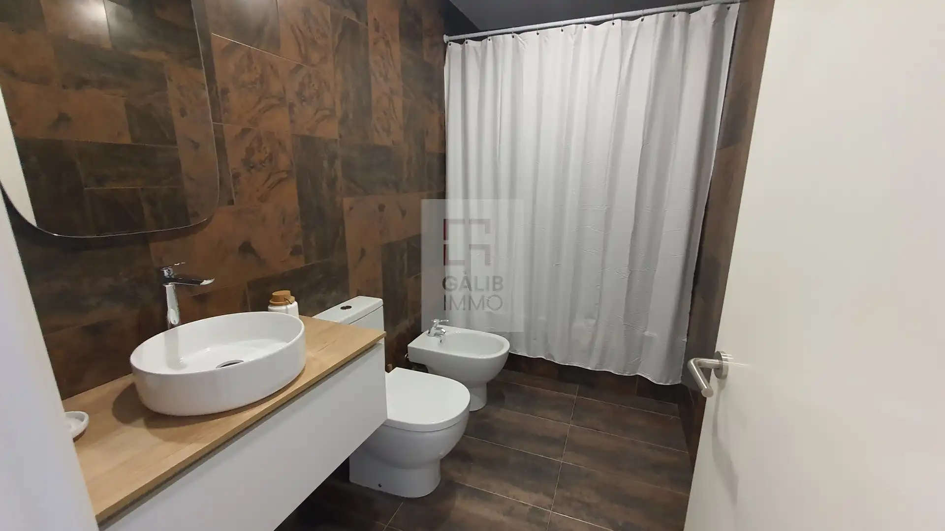 Badezimmer von Einfamilien-Reihenhaus zum Verkauf in Empuriabrava mit Klimaanlage, Terrasse und Möbliert