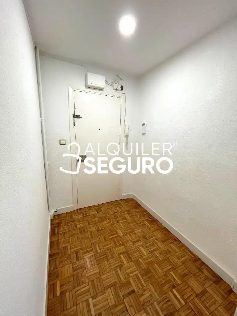 Dormitori de Pis de lloguer en Madrid amb Aire condicionat, Calefacció i Terrassa