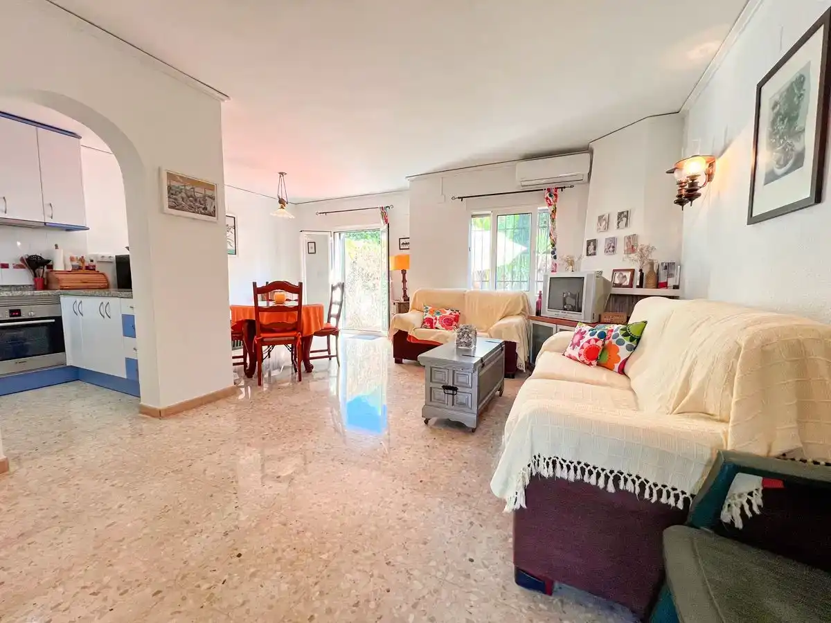 Sala d'estar de Casa adosada en venda en Dénia amb Aire condicionat i Piscina