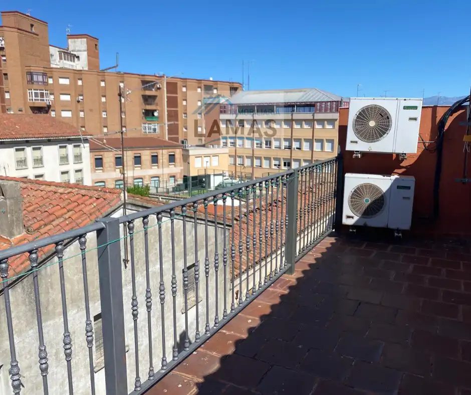 Terrasse von Maisonette zum Verkauf in Navalmoral de la Mata mit Klimaanlage, Heizung und Terrasse
