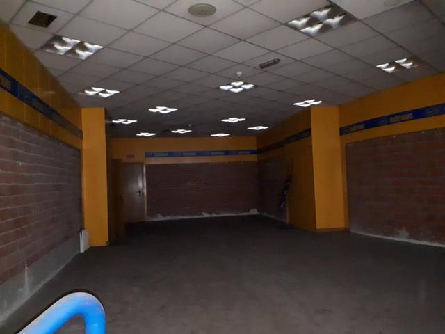 Local comercial en Alquiler en Avenida de Pando en Milán - Pumarín