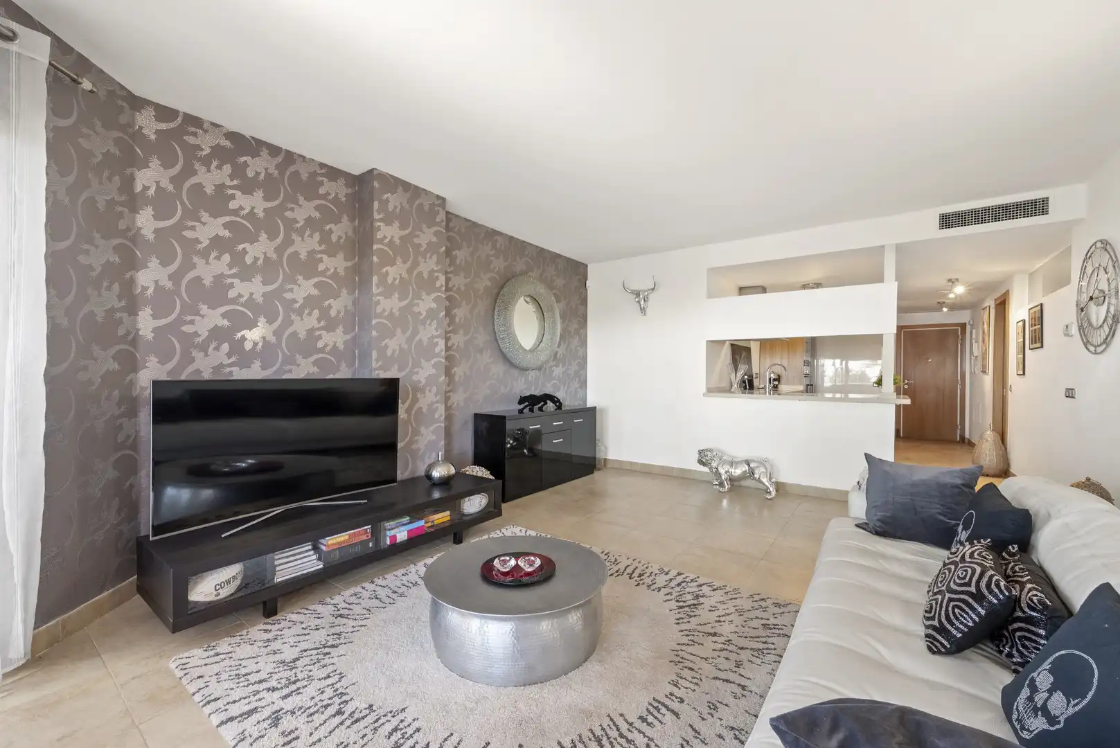 Sala d'estar de Planta baixa en venda en Benalmádena amb Aire condicionat, Terrassa i Piscina