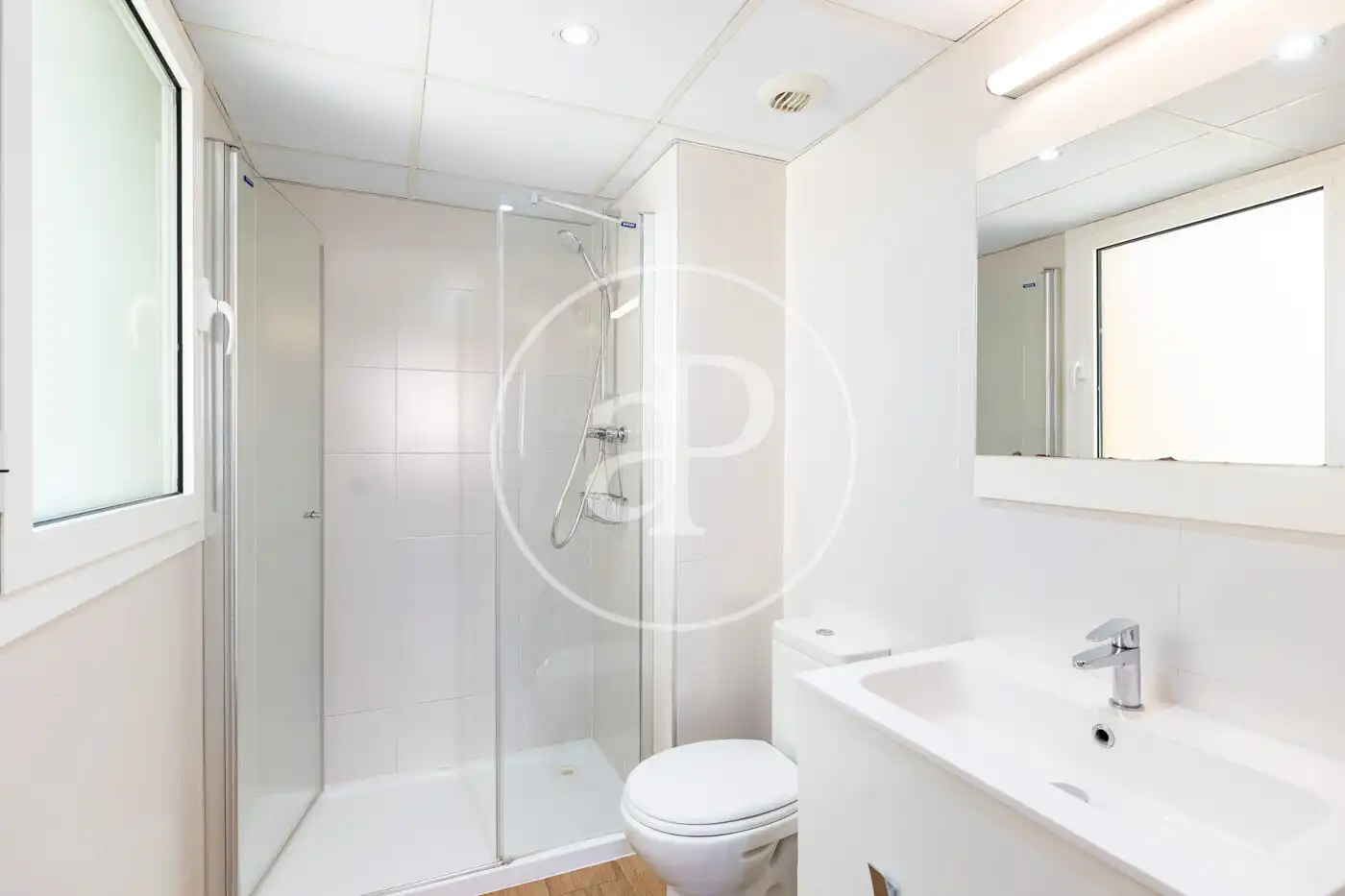 Baño de Piso en venta en Barcelona con Aire acondicionado, Calefacción y Piscina comunitaria