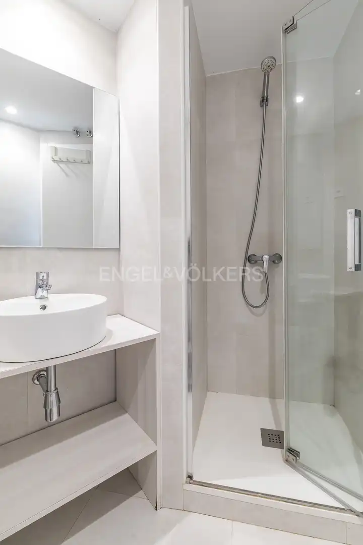 Baño de Apartamento de alquiler en Madrid con Aire acondicionado, Calefacción y Amueblado