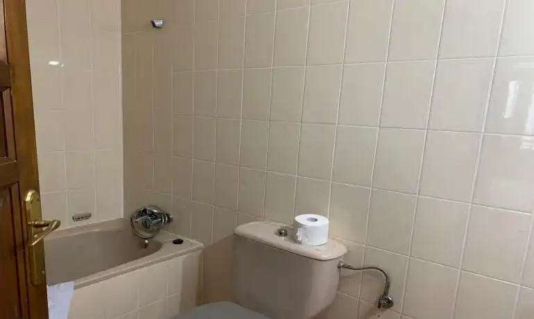 Badezimmer von Erdgeschoss zum Verkauf in Roses mit Privatgarten, Möbliert und Gemeinschaftspool