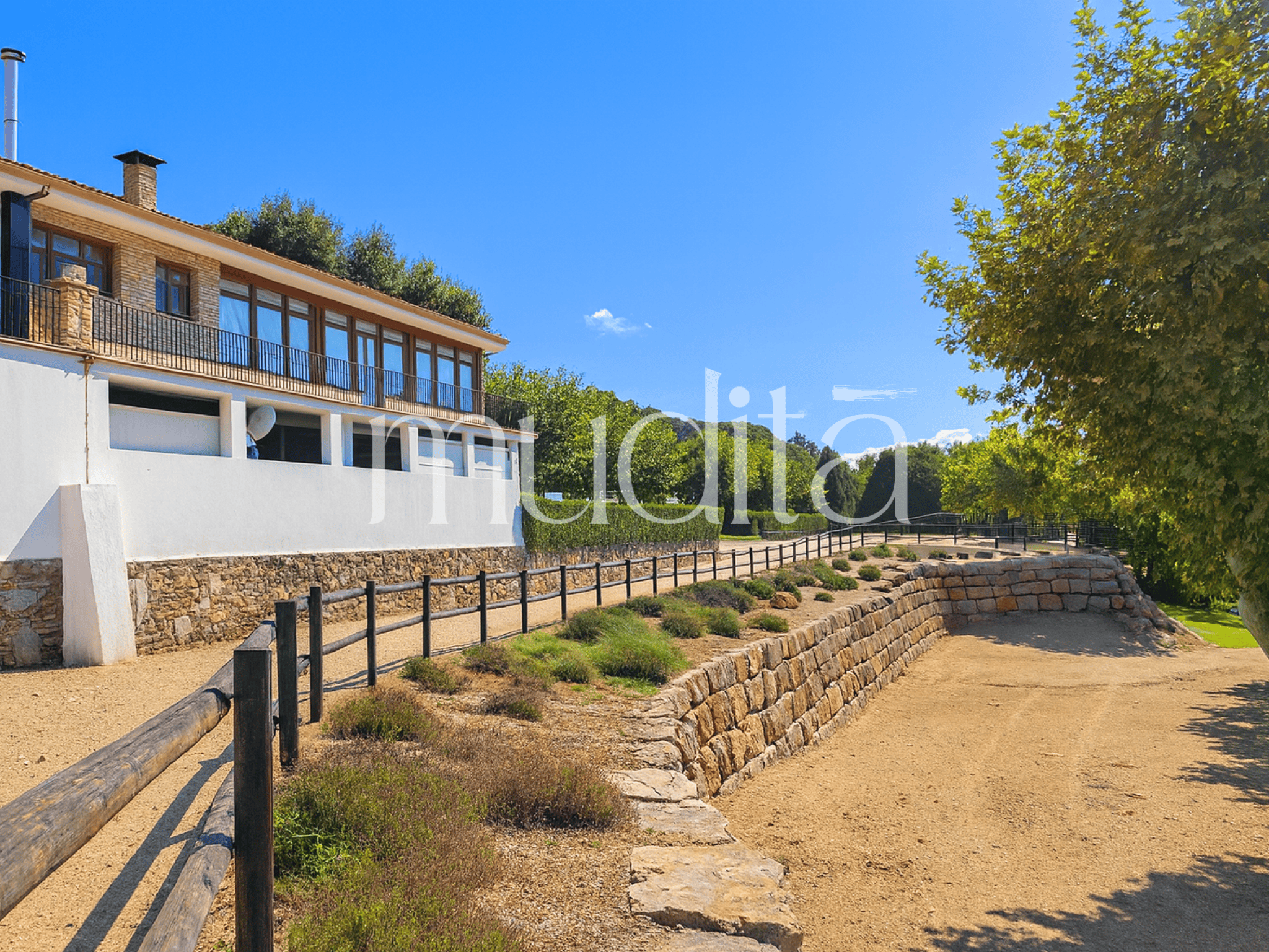Außenansicht von Gebaude zum Verkauf in Campins