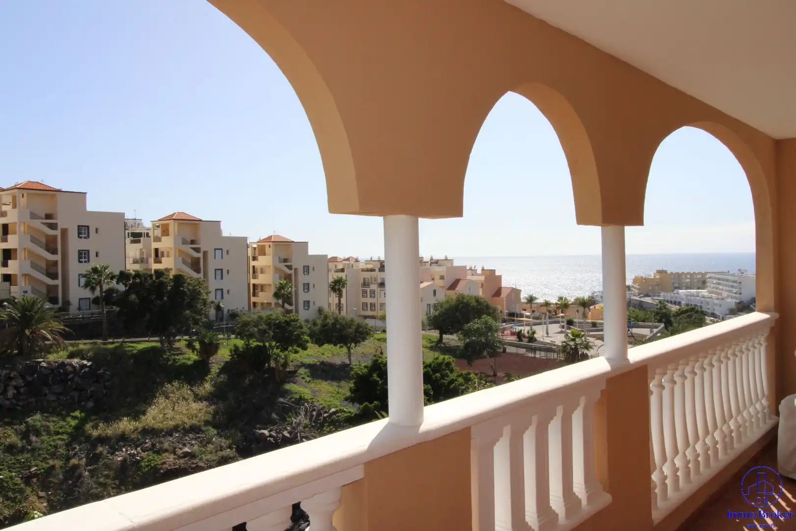 Terraza de Piso en venta en Adeje con Amueblado y Piscina comunitaria