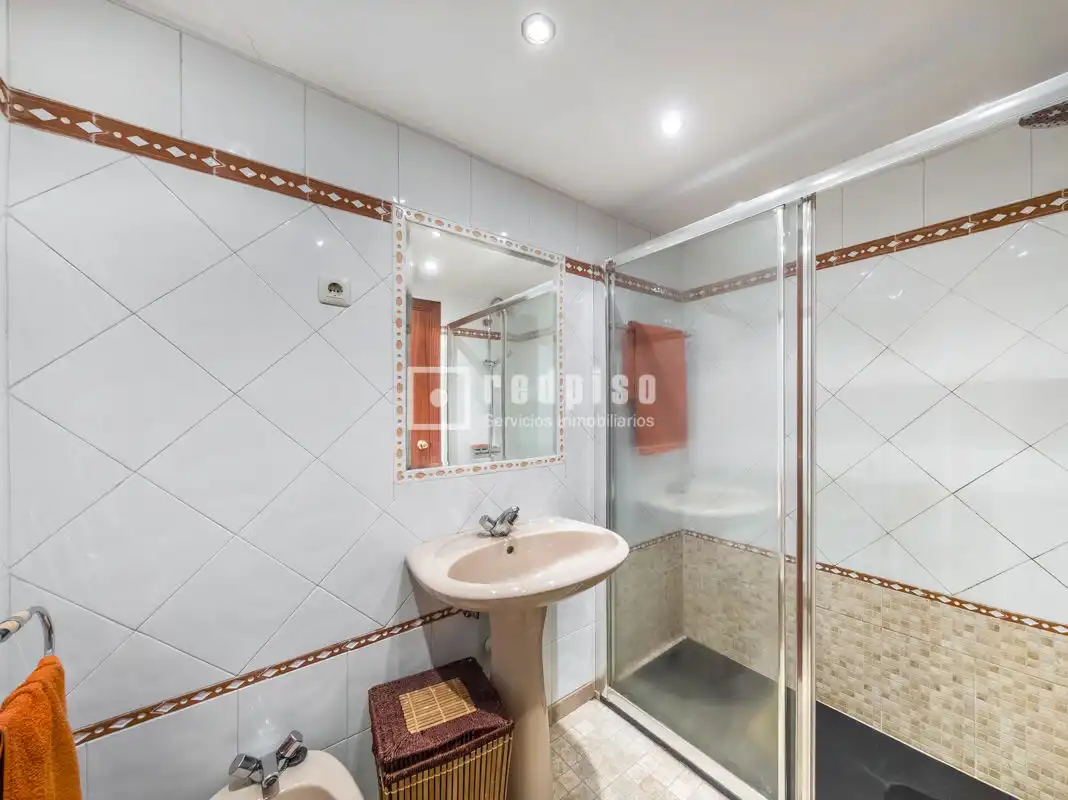 Bathroom of Flat for sale in Madrid  with Heating, Private garden and Parquet flooring