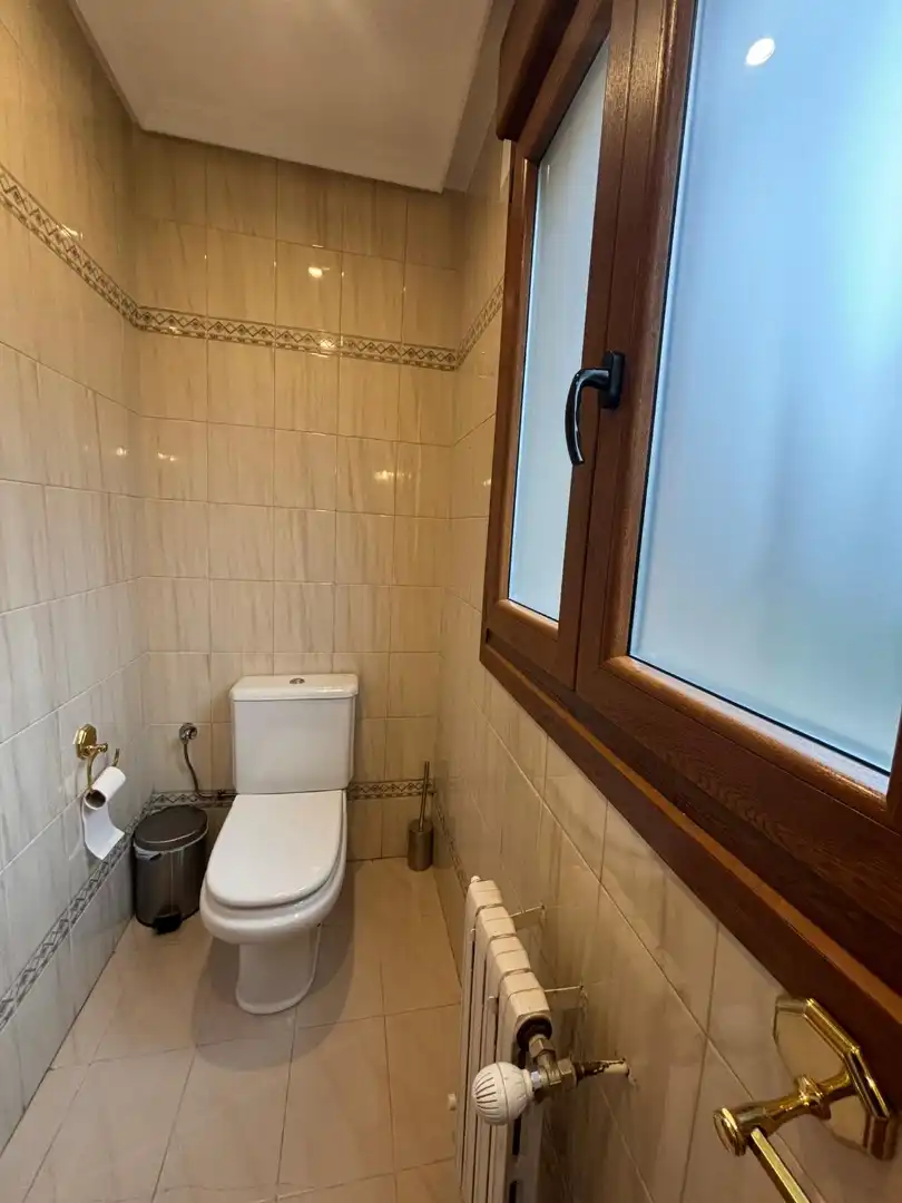 Bany de Casa o xalet en venda en Pozuelo de Alarcón amb Aire condicionat, Calefacció i Jardí privat