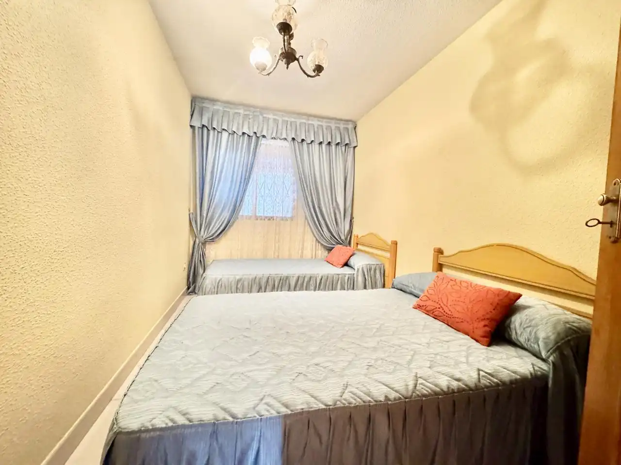 Habitación de Local en venta en Maello con Aire acondicionado