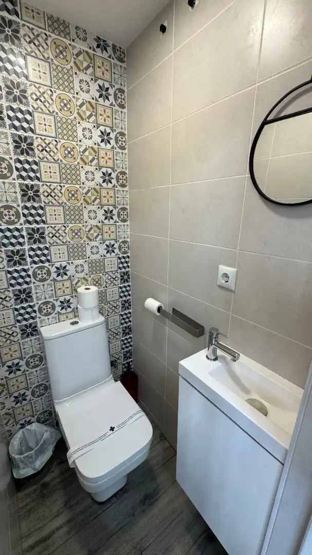 Badezimmer von Einfamilien-Reihenhaus zum Verkauf in Torredembarra mit Klimaanlage, Heizung und Privatgarten