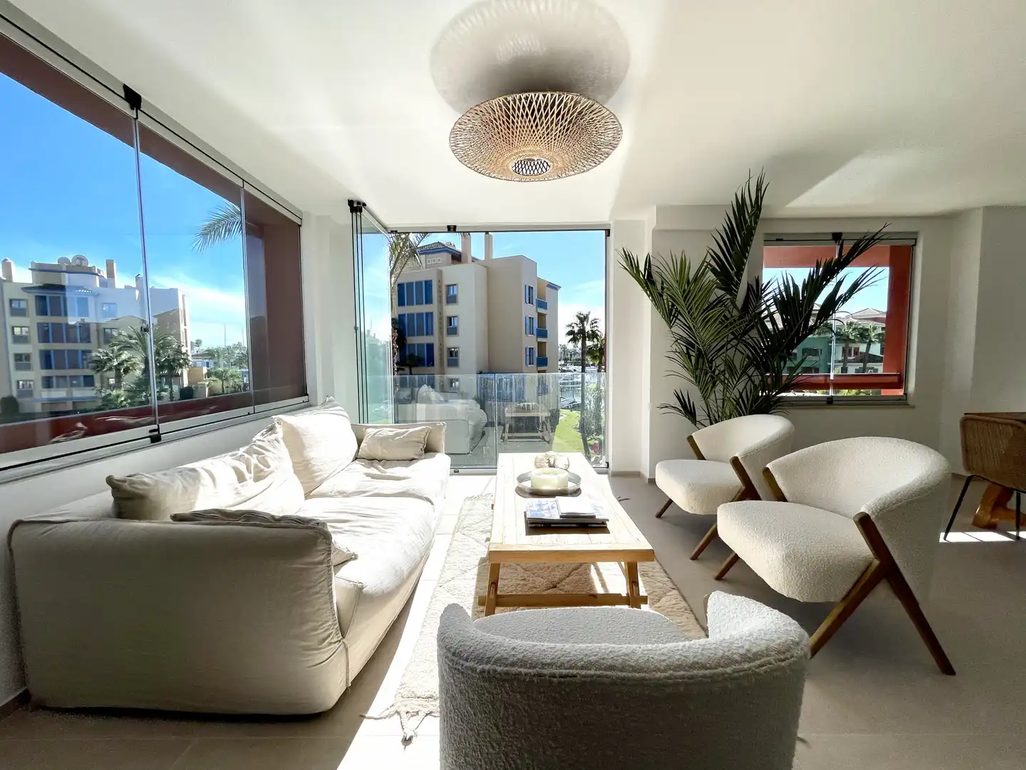 Sala de estar de Apartamento en venta en Sotogrande con Aire acondicionado, Piscina y Balcón
