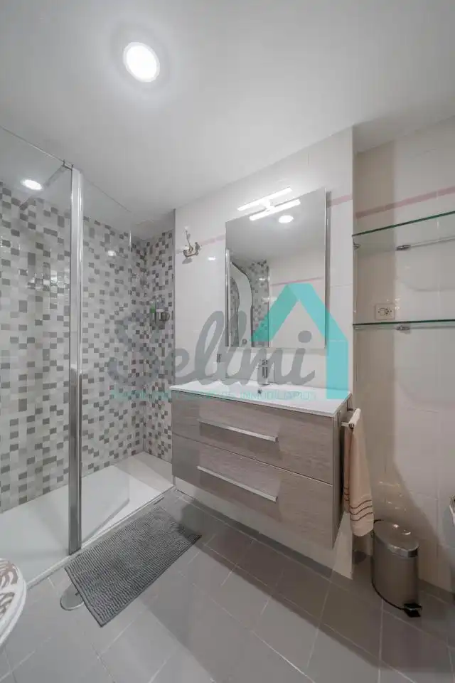 Baño de Planta baja de alquiler en Oviedo  con Calefacción, Parquet y Amueblado