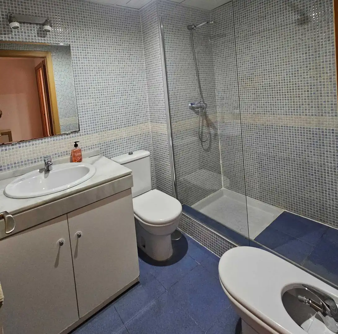 Badezimmer von Erdgeschoss zum Verkauf in Estepona mit Privatgarten, Terrasse und Schwimmbad