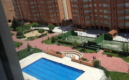 Swimming pool of Flat for sale in  Madrid Capital  with Air Conditioner, Heating and Private garden