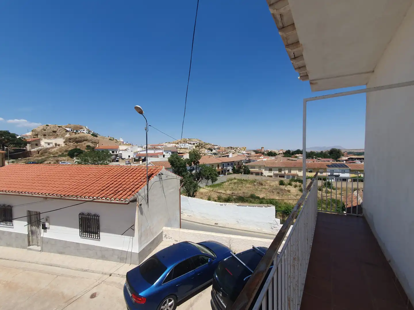 Vista exterior de Casa o xalet en venda en Guadix amb Terrassa, Traster i Moblat