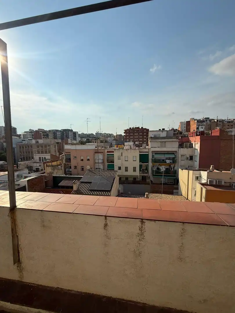 Vista exterior de Ático en venta en L'Hospitalet de Llobregat con Aire acondicionado, Calefacción y Terraza