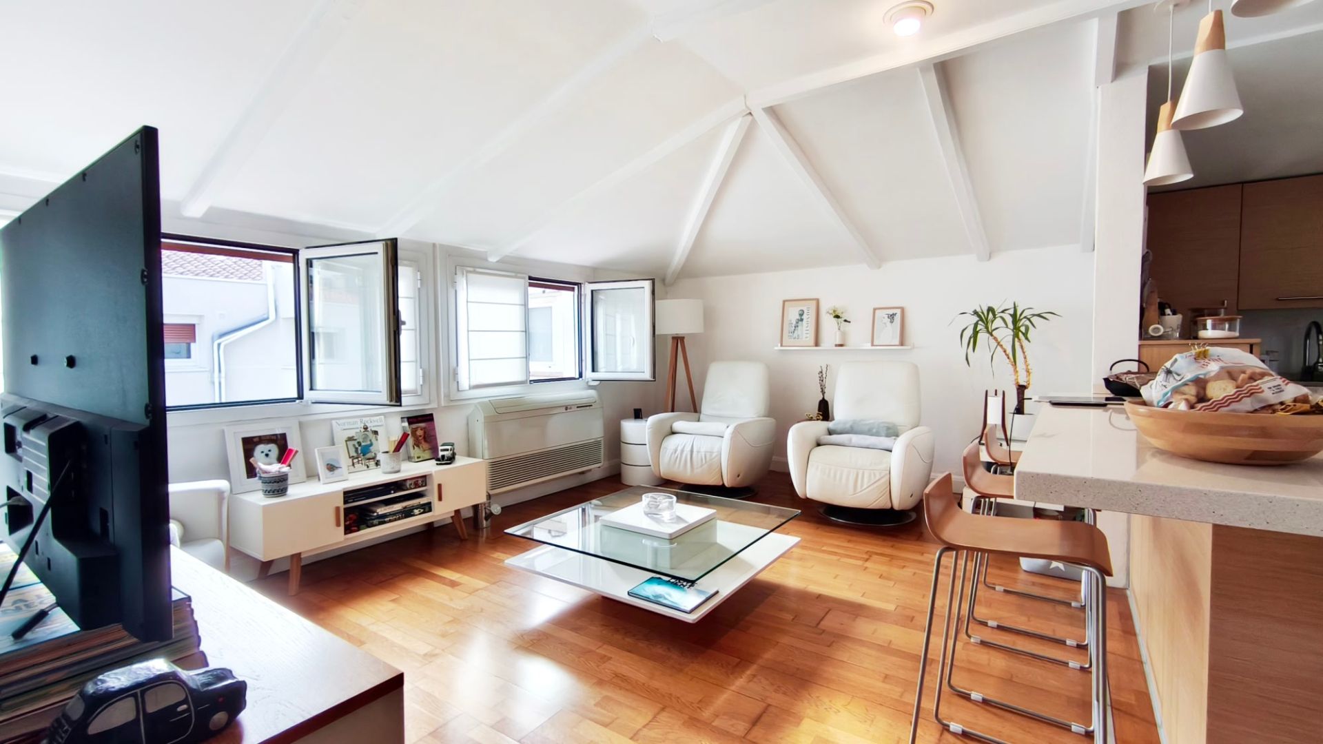 Sala d'estar de Àtic en venda en Donostia - San Sebastián  amb Aire condicionat, Calefacció i Moblat