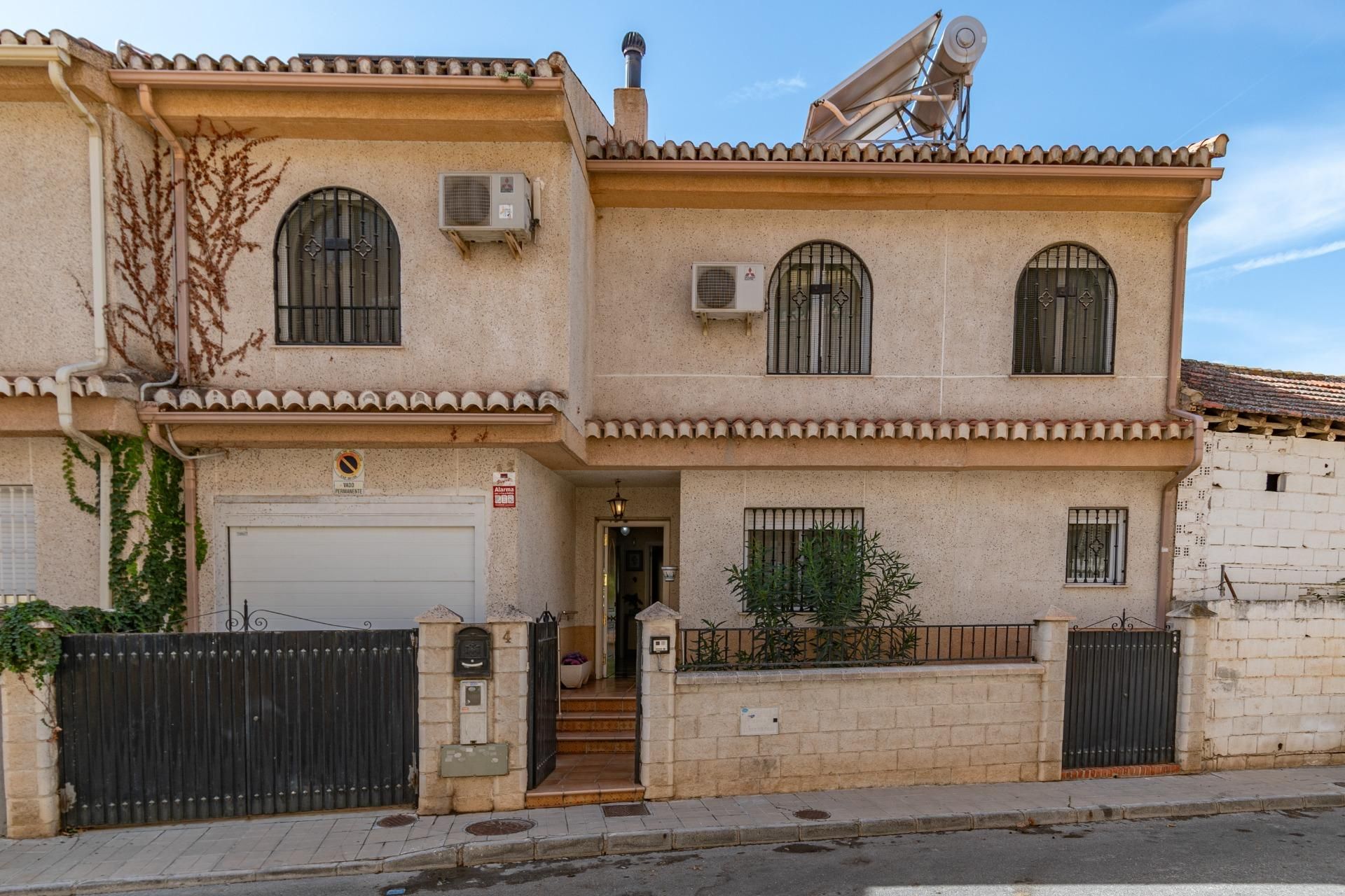 Exterior view of Single-family semi-detached for sale in Las Gabias  with Air Conditioner, Heating and Private garden