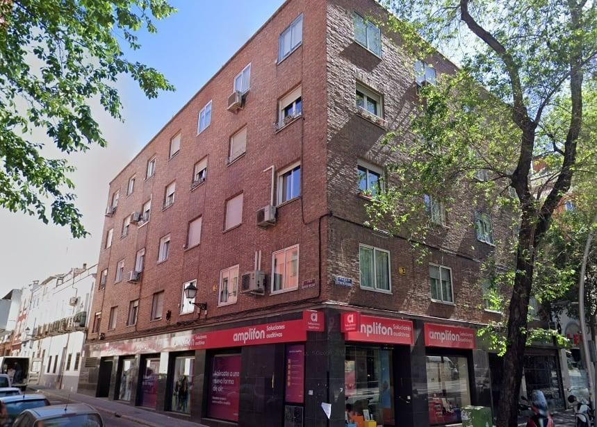 Vista exterior de Local en venda en  Madrid Capital