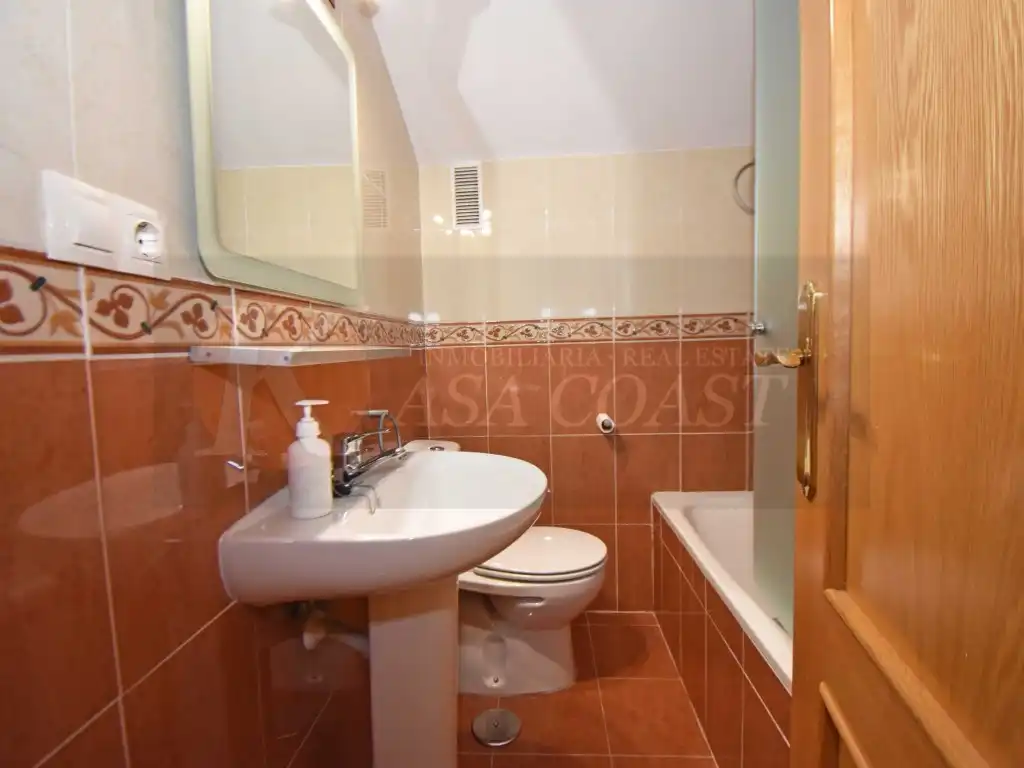 Baño de Dúplex en venta en Fuengirola con Aire acondicionado, Jardín privado y Terraza