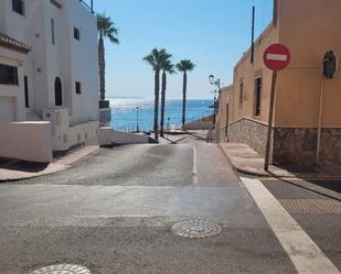 Vista exterior de Pis en venda en Roquetas de Mar amb Aire condicionat i Moblat