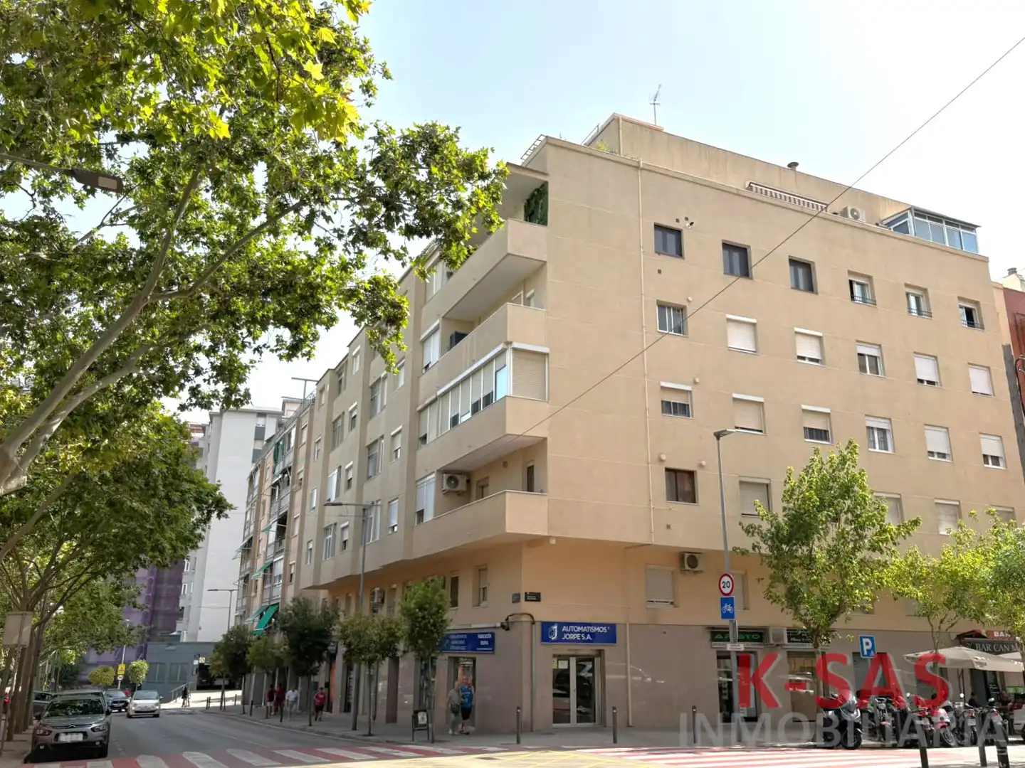 Außenansicht von Wohnung zum Verkauf in Esplugues de Llobregat mit Heizung und Ofen