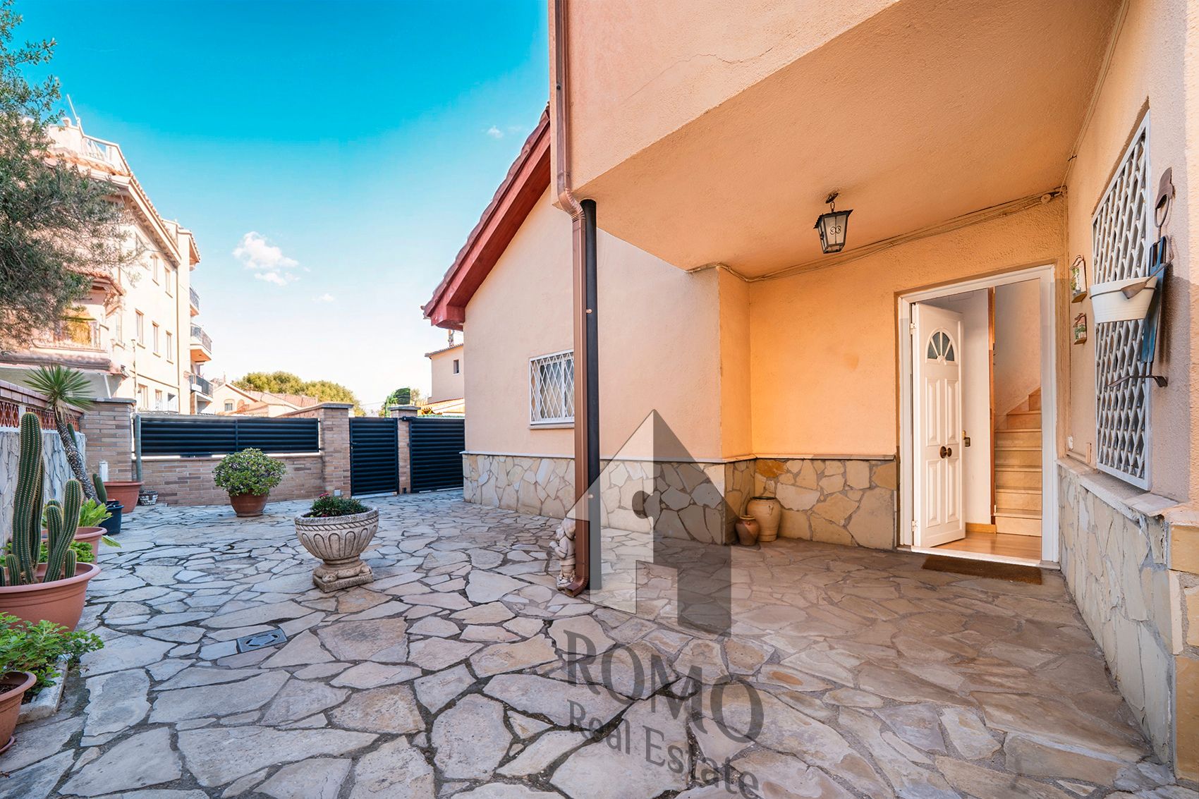 Vista exterior de Casa o xalet en venda en Santa Perpètua de Mogoda amb Calefacció, Jardí privat i Parquet