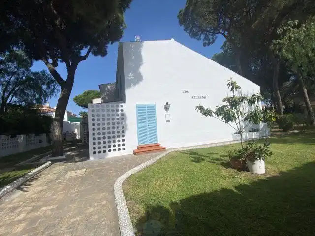 Vista exterior de Casa o chalet en venta en Islantilla con Terraza y Amueblado