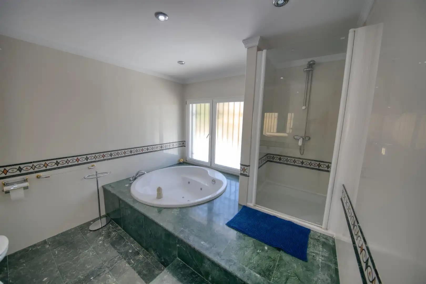 Bathroom of Houses for sale in Benalmádena  with Air Conditioner, Private garden and Parquet flooring