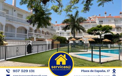 Vista exterior de Casa adosada en venda en Benalmádena amb Aire condicionat, Terrassa i Piscina comunitària