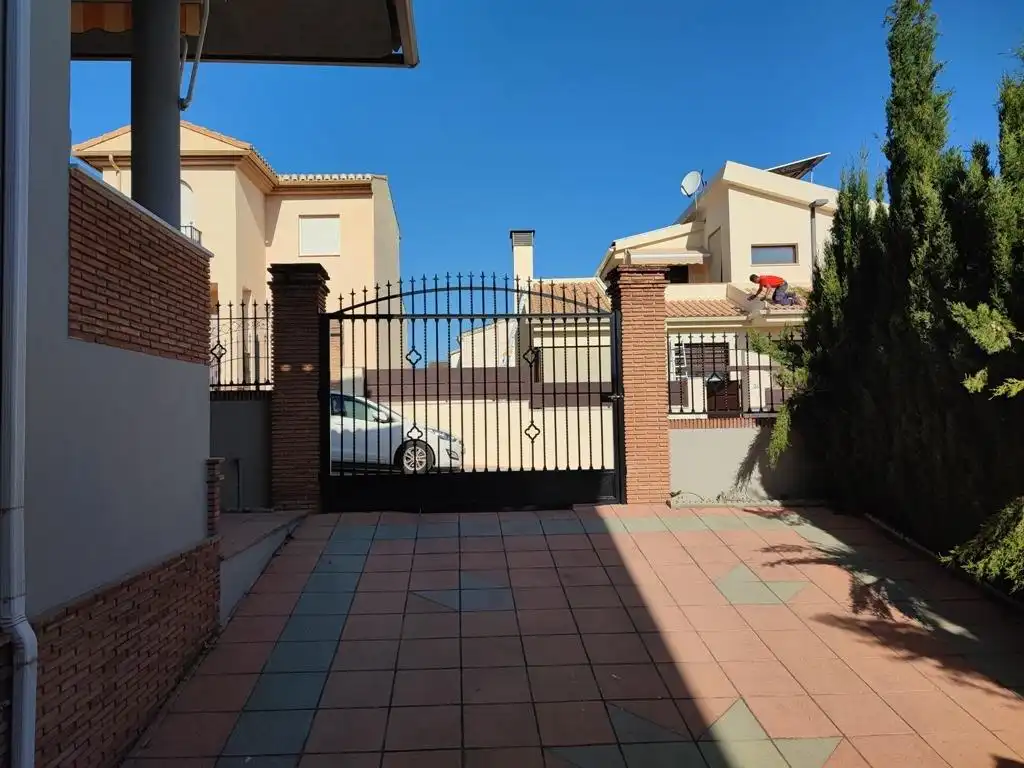 Vista exterior de Casa o xalet en venda en Villa de Otura amb Aire condicionat, Calefacció i Terrassa