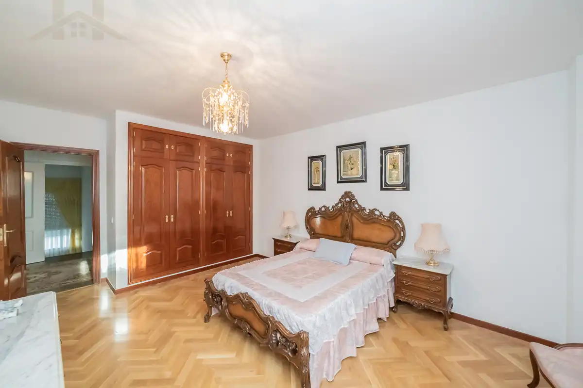 Dormitori de Casa o xalet en venda en San Sebastián de los Reyes amb Calefacció, Jardí privat i Piscina