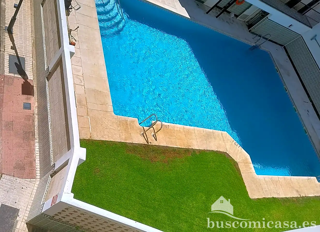 Piscina de Pis en venda en Linares amb Aire condicionat, Terrassa i Moblat