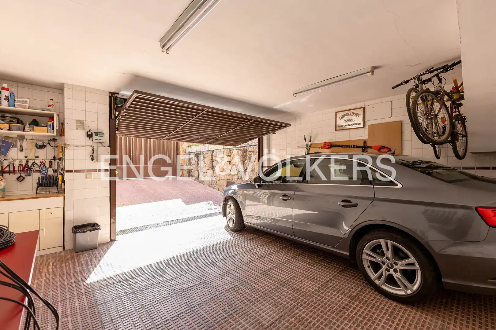 Parking de Casa adosada en venta en Madrid con Aire acondicionado, Calefacción y Jardín privado