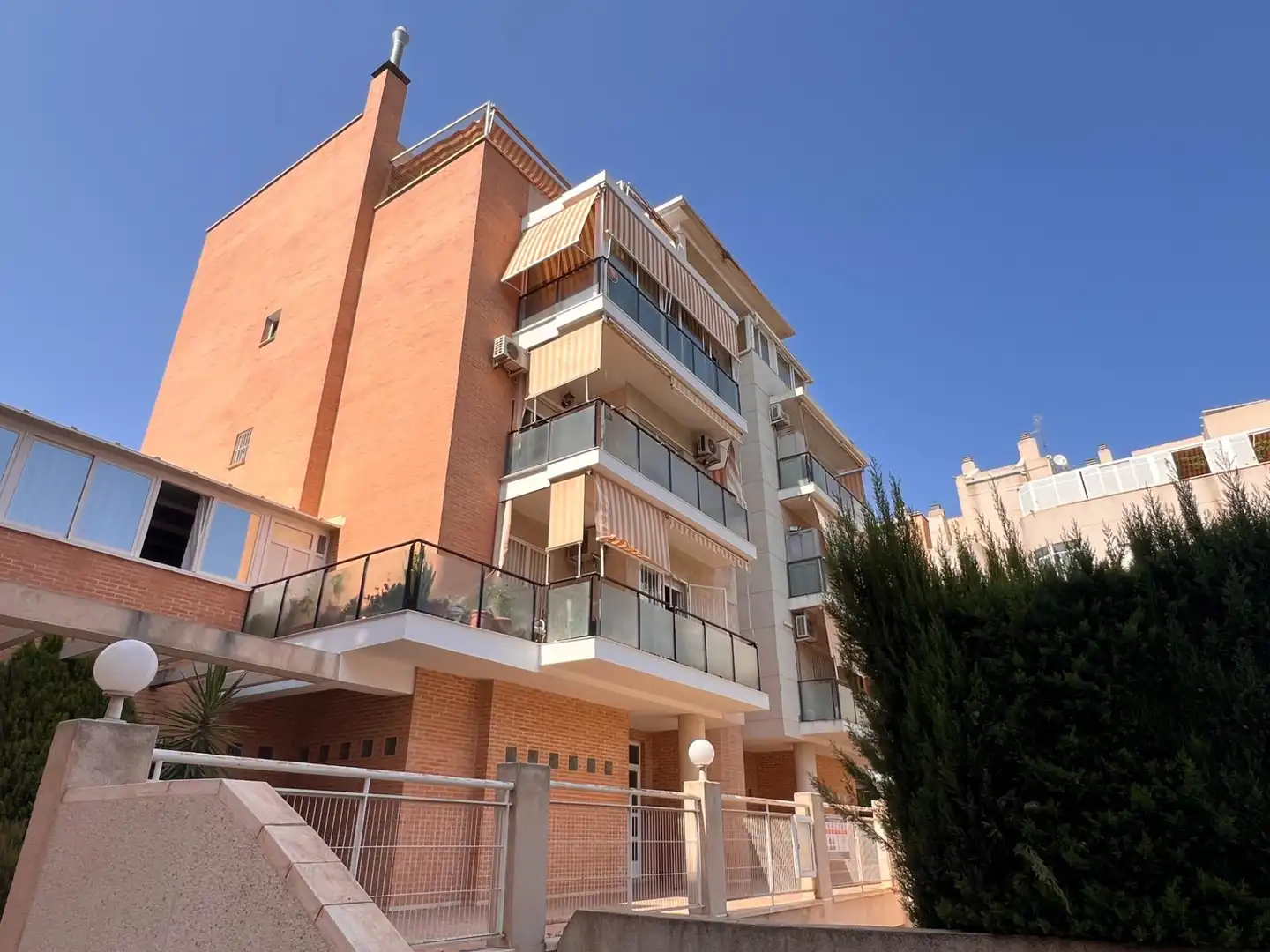 Vista exterior de Pis de lloguer en Elche / Elx amb Moblat, Balcó i Piscina comunitària