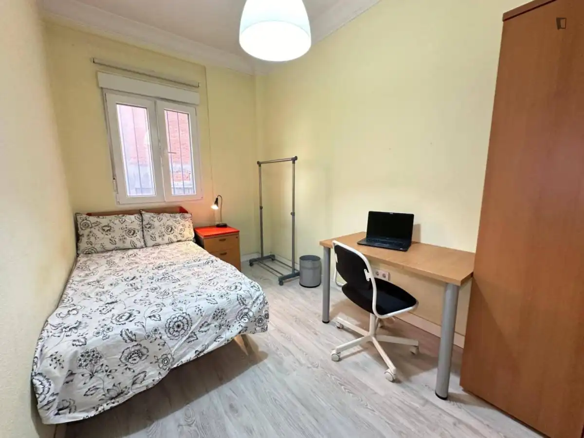 Habitación de Apartamento para compartir en Madrid con Amueblado, Lavadora y Microondas