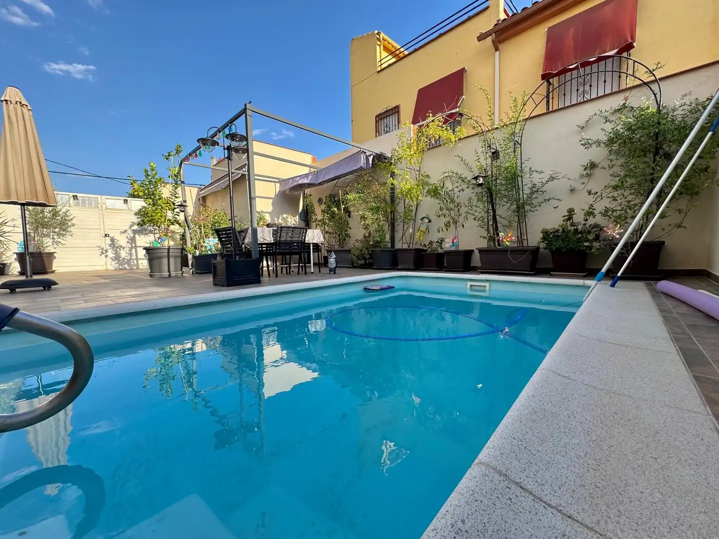 Casa aparellada amb terrassa en venda a Calle de la Gloria