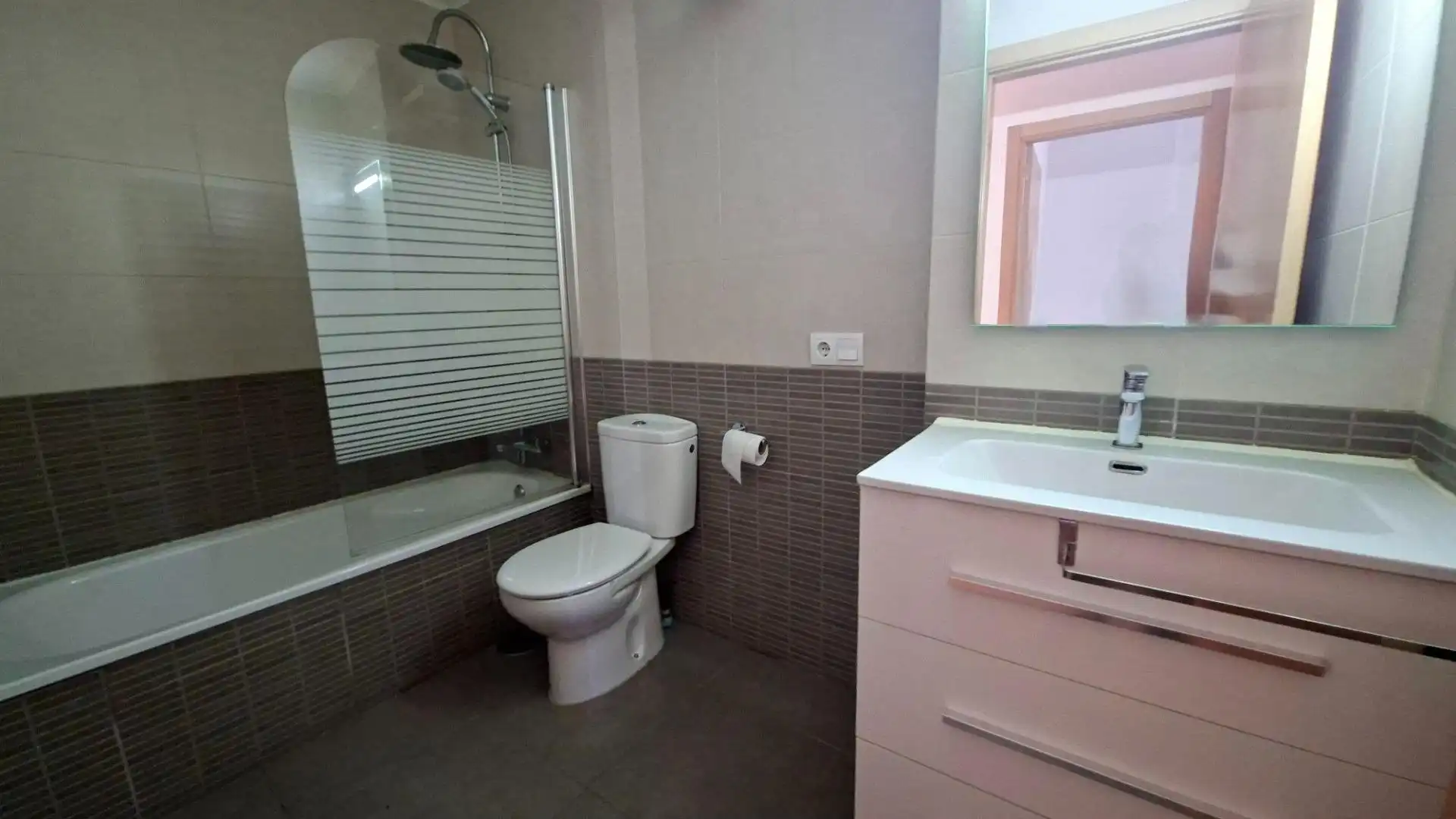 Bathroom of Ground floor for rent in Badajoz  with Heating, Storage room and Community pool