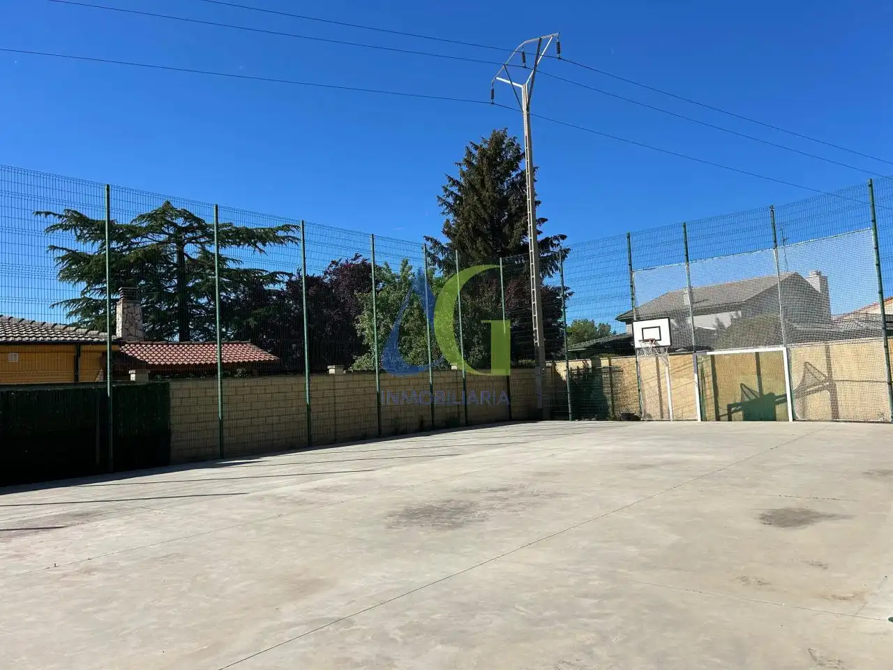 Aparcament de Casa o xalet en venda en Villaquilambre amb Calefacció, Jardí privat i Parquet