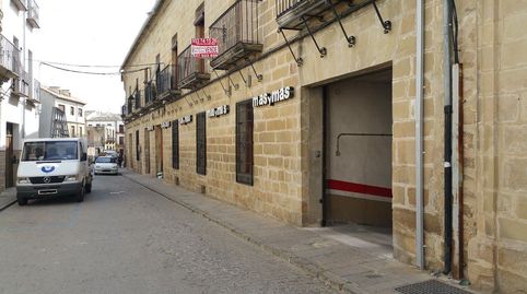 Plazas de garaje en el mismo centro de baeza con amplia comodidad. puerta automática. no deje que su coche duerma mas en la calle
