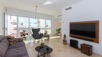Sala d'estar de Àtic en venda en Estepona amb Aire condicionat, Terrassa i Piscina
