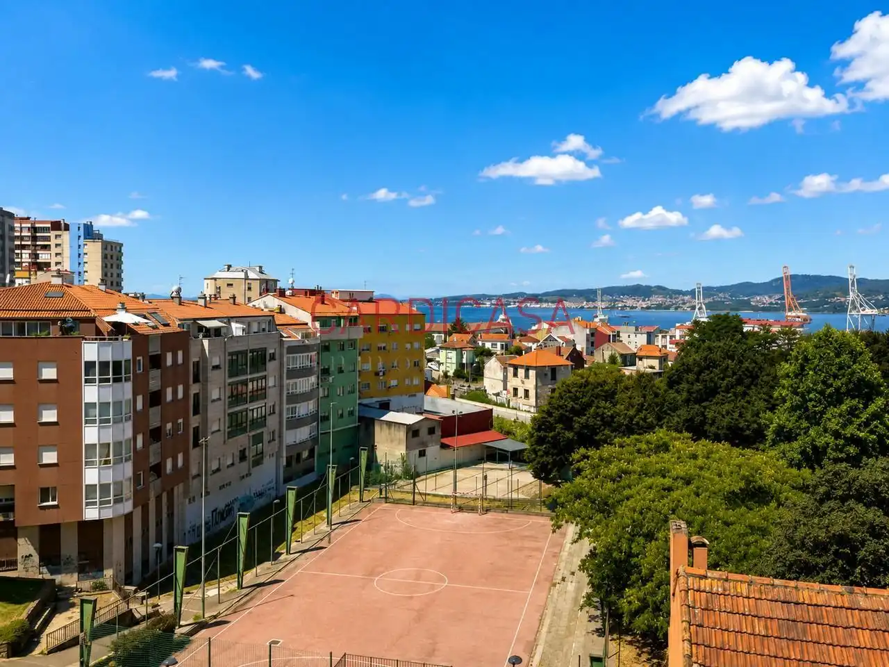 Vista exterior de Àtic en venda en Vigo  amb Calefacció, Parquet i Terrassa
