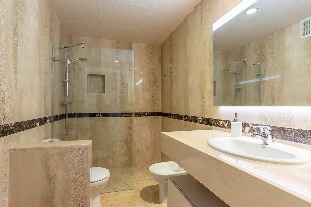 Baño de Estudio en venta en Vélez-Málaga con Aire acondicionado, Terraza y Alarma