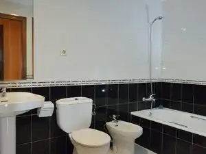 Bany de Pis en venda en Oviedo  amb Calefacció