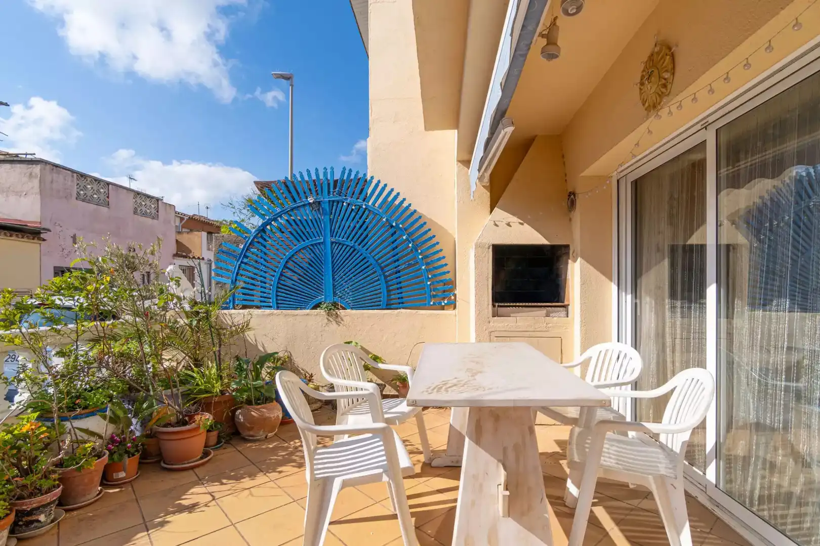 Продается дом в эксклюзивном районе Пуигмаль, угловой, с собственным гаражом, террасой и барбекю, удачно расположенный, с отличным естественным освещением.