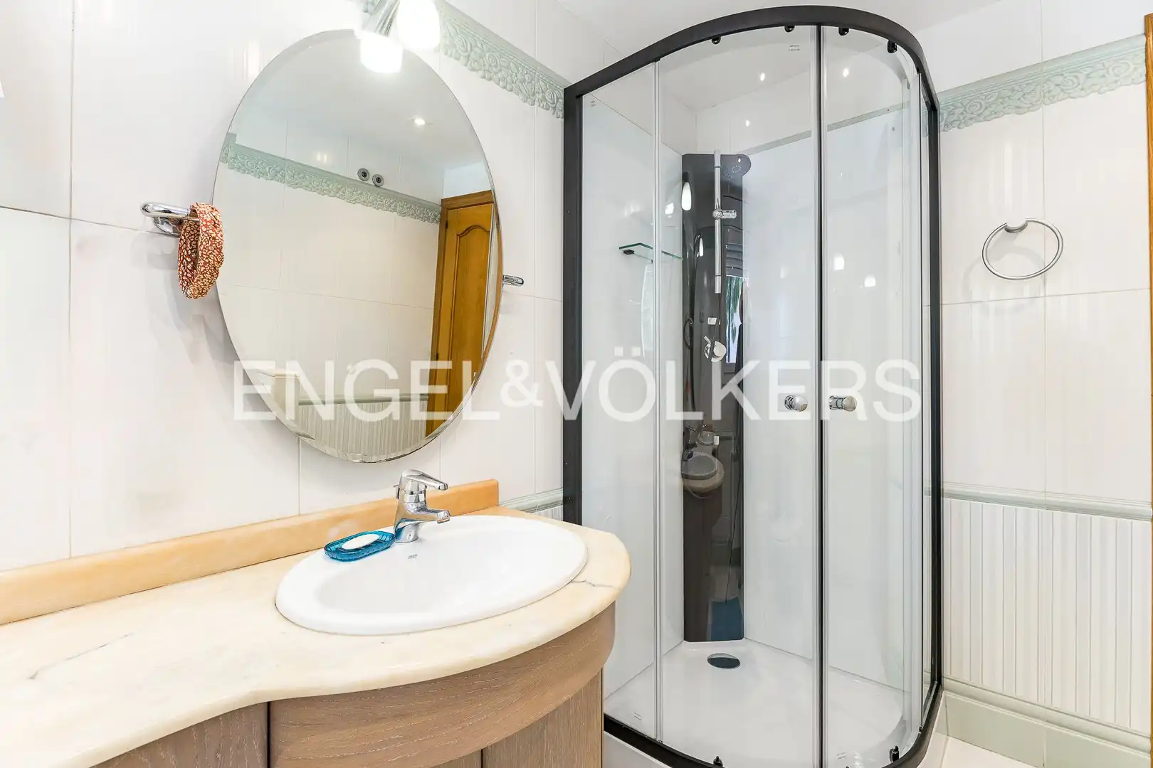 Badezimmer von Einfamilien-Reihenhaus zur Miete in Castelldefels mit Klimaanlage, Heizung und Privatgarten